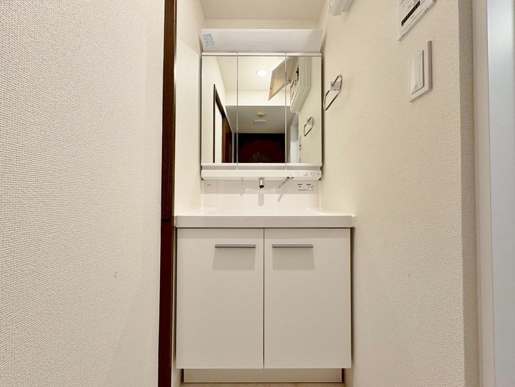 洗面 何かと物が増える場所だからこそ、スッキリと見映えの良い空間に。