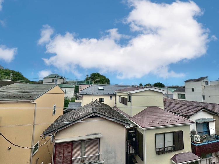 バルコニー 窓を開けると広がる青空。心をリフレッシュして日々を過ごしていきましょう。