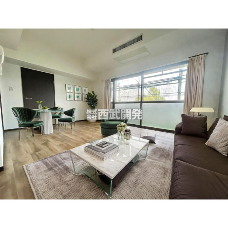 居間 【配置してある家具や小物はCGによるイメージです。】