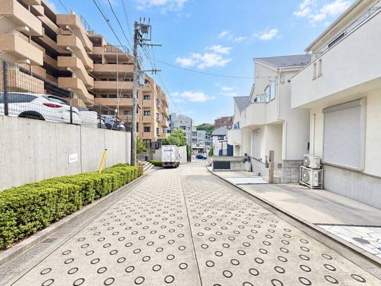 外観 前面道路は整備されており、落ち着いた住宅街に位置しています。