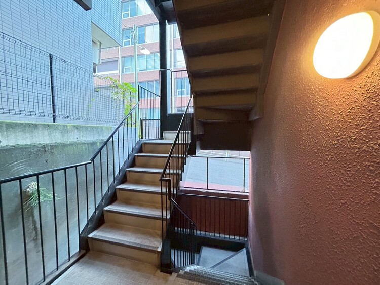 その他 共用部の階段です。明るく清潔に管理されています。