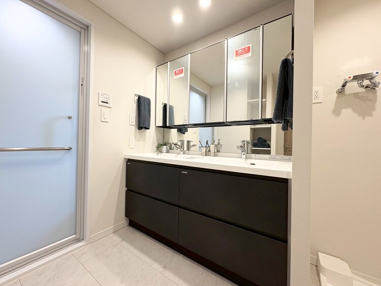 その他 清潔感を感じられる洗面化粧台。