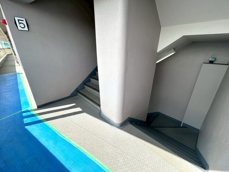 その他 共用部の階段です。明るく清潔に管理されています。