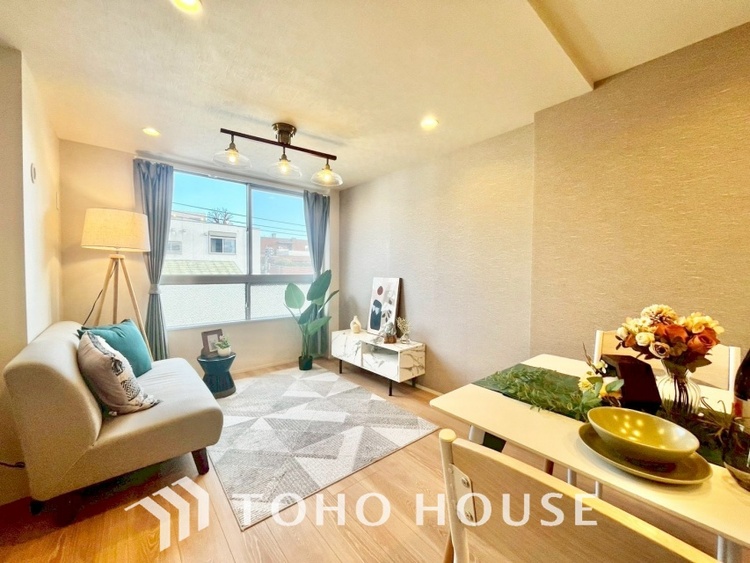 内装 忙しい朝でも、しっかり家族が揃って食事をして頂けるゆとりある大きさのダイニングスペース。リビングと和室の続き間は急な来客時になど使い勝手が良いです。実際の空間を体感してみて下さい！