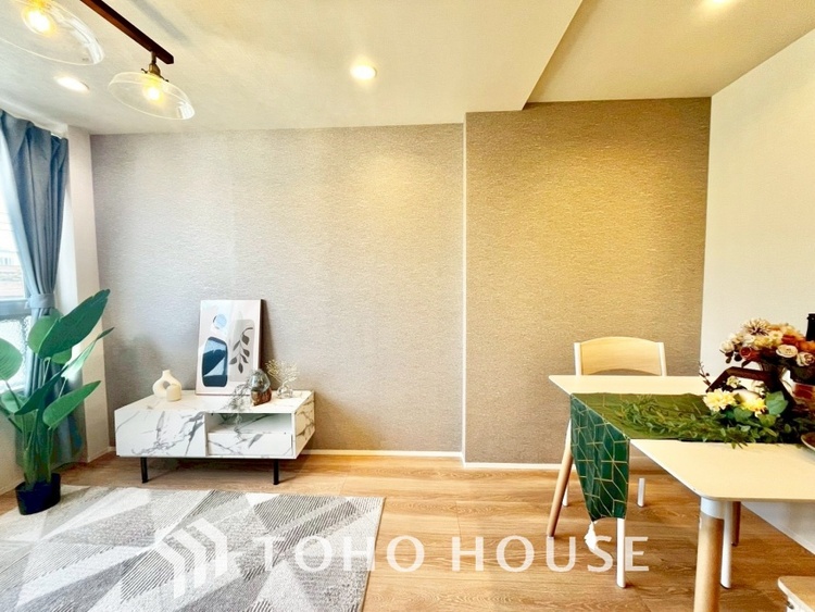 内装 ◆サンサンと◆差し込む太陽の光がこのリビングに笑いをもたらす。ソファの上のクッションがポカポカした暖気にぬくぬくと微睡んでいる。