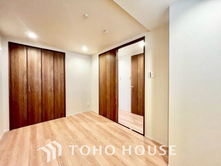 内装 使いやすく、明るい洋室に仕上がります。子供部屋や趣味のお部屋にご利用できます。ご自身で家具などを配置し、素敵な空間を創り上げられます。