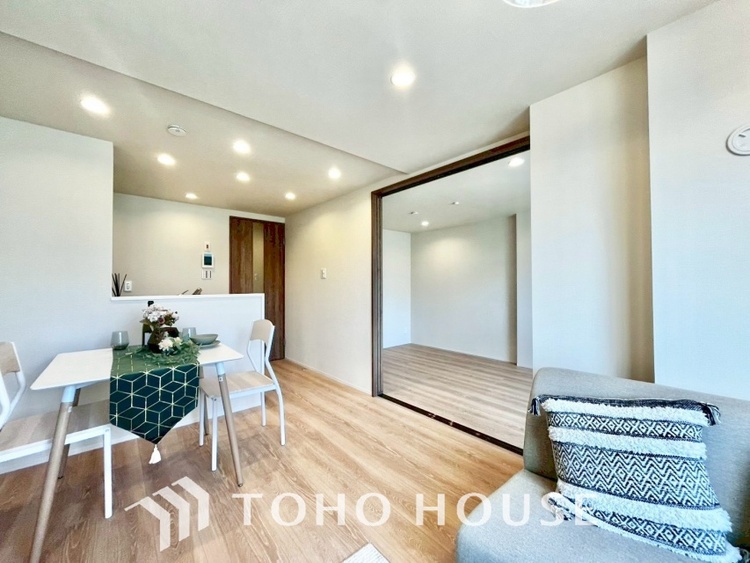 内装 ◆瀟洒な空間◆落ち着きのある彩が見事に調和させた瀟洒な空間を演出。ここに集まる家族の会話と笑顔が絶え間なく続く幸せな空間。