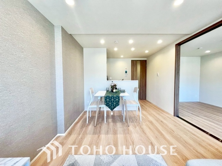 内装 ここはみんなが集い、食事と楽しい会話が始まる場所。話に夢中になりすぎて、ついつい時を忘れ、夜半過ぎになってしまう。そんな束の間の幸せを感じさせてくれます。