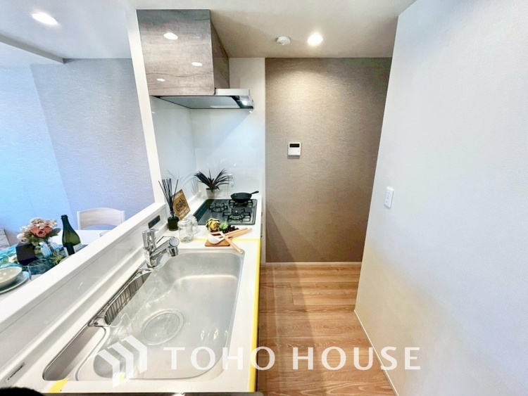 キッチン 手元の収納から、足元の収納までが全てスライド式で、奥のスペースまで有効に活用できます。奥まで上から見渡せるので、たまにしか使わない調理器具もサッと取出せます。