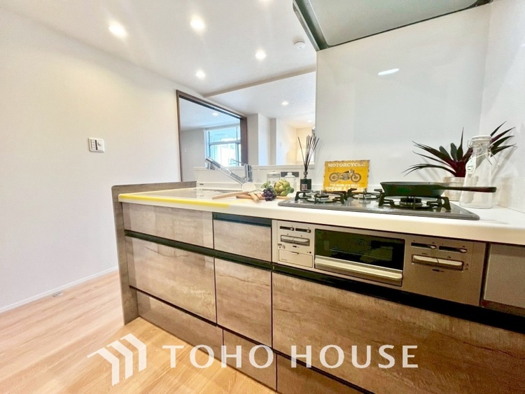 キッチン ◆愛育◆キッチンは家族の絆を育む大切な空間。シンプルで使い易いSystemKitchenで愉しく作る料理は愛情のある美味しいご馳走に。家族で使える広々としたダイニングキッチンです。