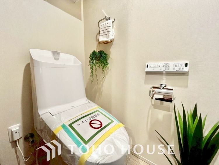 トイレ 清潔感あるホワイト調のクロスと温もり溢れるモダンカラーの床材が見事に調和した本邸宅は、毎日の生活を少しでも快適に過ごして頂ける様に落ち着いた雰囲気作りから行っています。