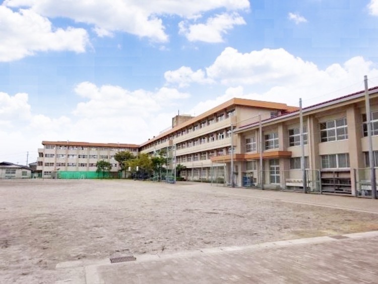 周辺 西陵中学校【鹿児島市立西陵中学校】は、西陵5丁目に位置する1984年創立の中学校です。令和3年度の生徒数は387人で、13クラスあります。校訓は「力一杯　今を　生きる」で… 徒歩 約5分（約350m）