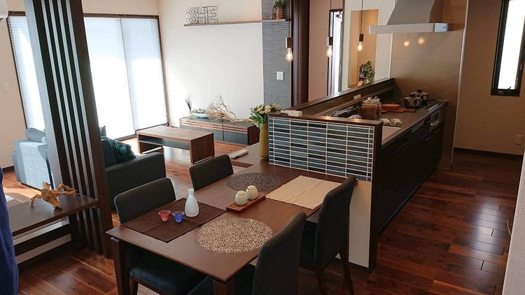 居間 【リビング】リビング19帖と広々としたリビング！写真は入居前の写真になります。