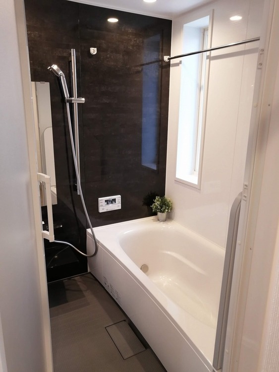 風呂 【浴室】大型の浴槽に浸かって日頃の疲れを癒して頂く事が出来ますね