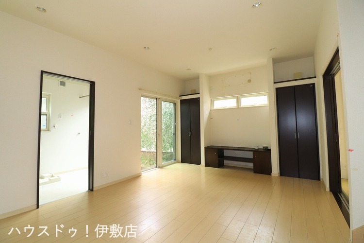 居間 【リビング】TVボード付きのリビング！扉付きの収納が2ケ所ついており、収納豊富です！