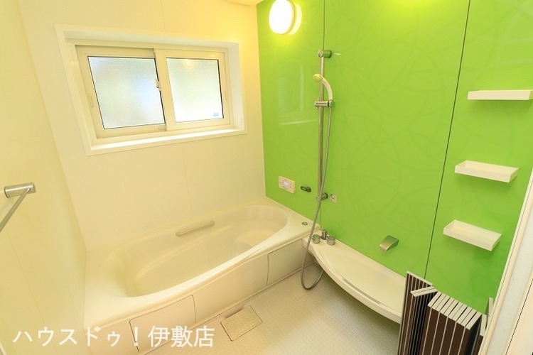 風呂 【浴室】大型の浴槽に浸かって日頃の疲れを癒して頂く事が出来ますね