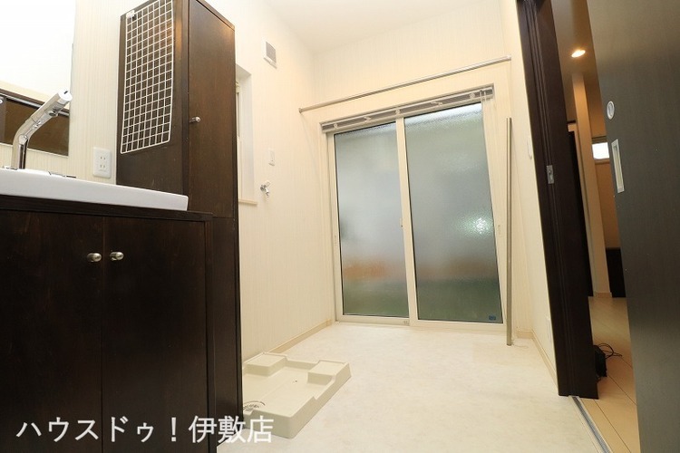 その他 【洗面所】洗面所にサンルームがついているので、雨の日や灰の日にも安心