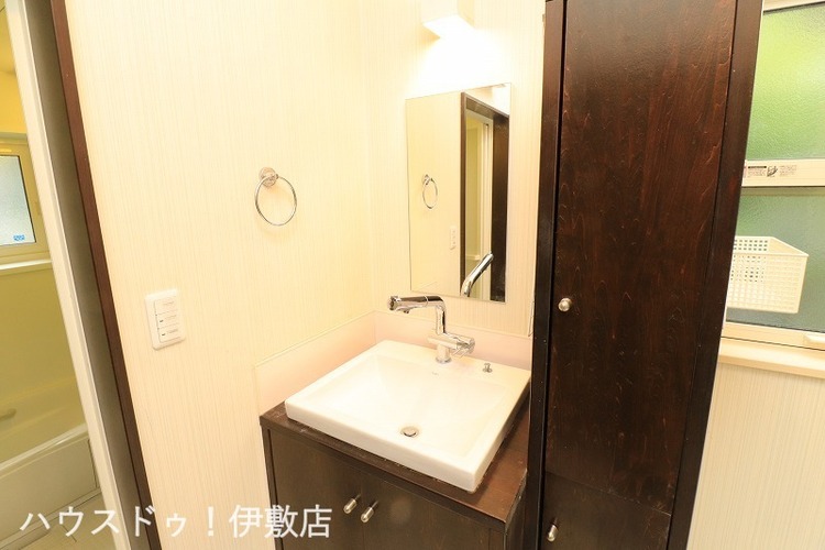 その他 【洗面所】壁に備え付けられた棚が魅力です小物やタオルなどを機能的に仕舞っていただけます