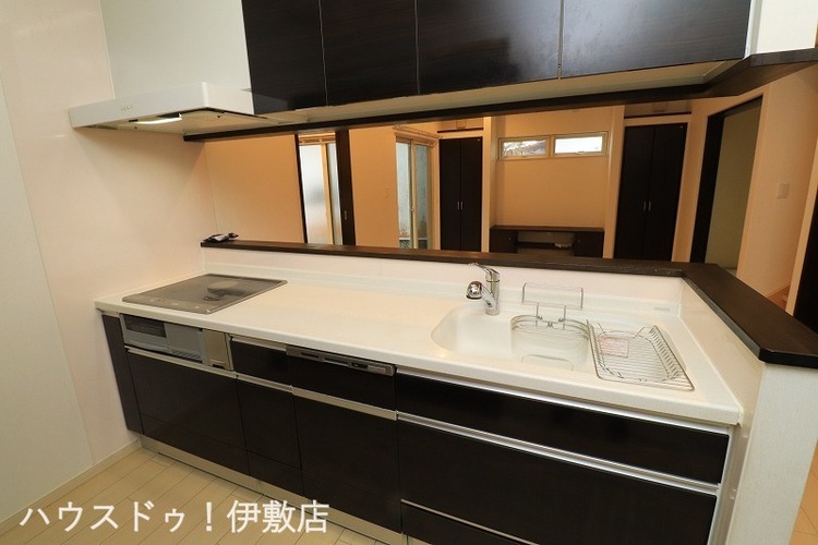 キッチン 【キッチン】キッチンには人気の食洗機を搭載！日々の家事の手間を低減してくれます。