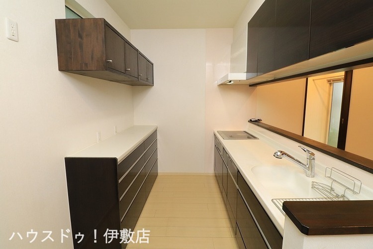 その他 【キッチン】キッチンに吊戸棚、備え付けの棚が便利ですね！