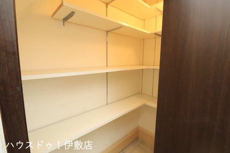 玄関 【シューズクローク】広々としたシューズクローク付き！扉付きで生活感を出さずに収納可能です