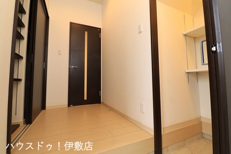 玄関 【玄関】玄関左手にシューズBOX、右手にシューズクローク付き♪靴が多い家族にも安心の収納力！