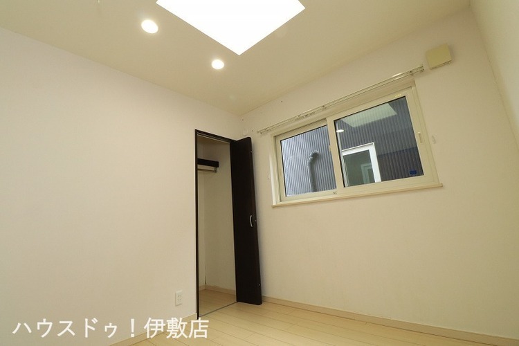 内装 【2階洋室】明り取りの天窓がついていて、電気をつけなくても明るいです！