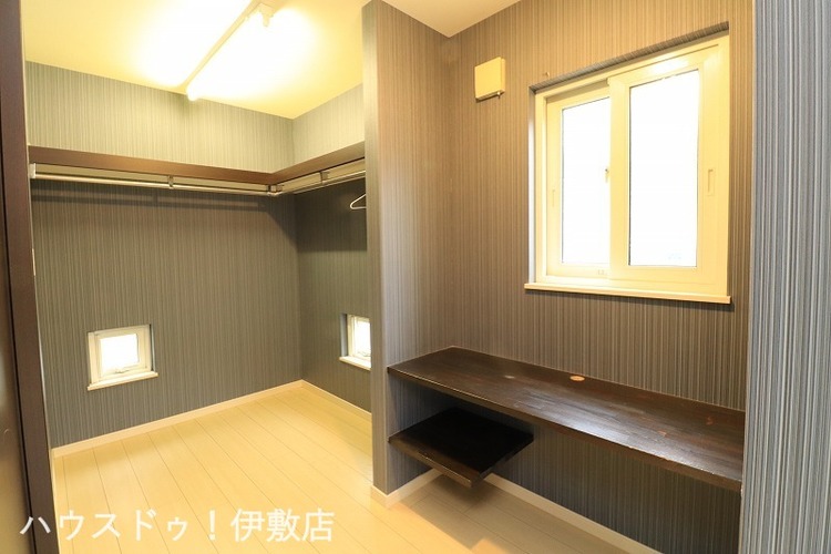 その他 【書斎、ウォークインクローゼット】書斎ついてるので、デスクワーク、読書など使い方いろいろ！