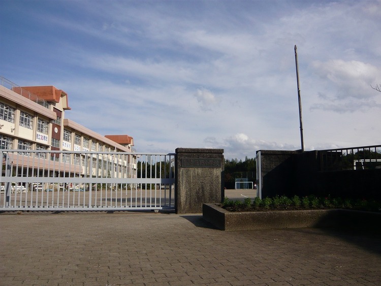 周辺 花野小学校【鹿児島市立花野小学校】は、花野光ヶ丘1丁目に位置する1986年創立の小学校です。令和3年度の生徒数は252人で、13クラスあります。校訓は「なかよく　かしこく… 徒歩 約7分（約510m）