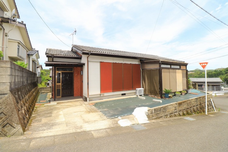 外観 【外観写真】・人気の平屋建て！・駐車場普通車1台、軽1台可能