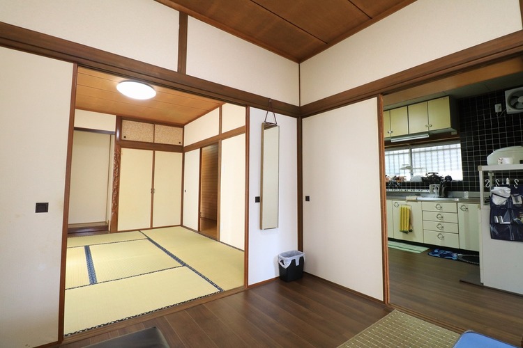 内装 【洋室】室内に少し物がありますが、空き物件の為即内覧可能です！