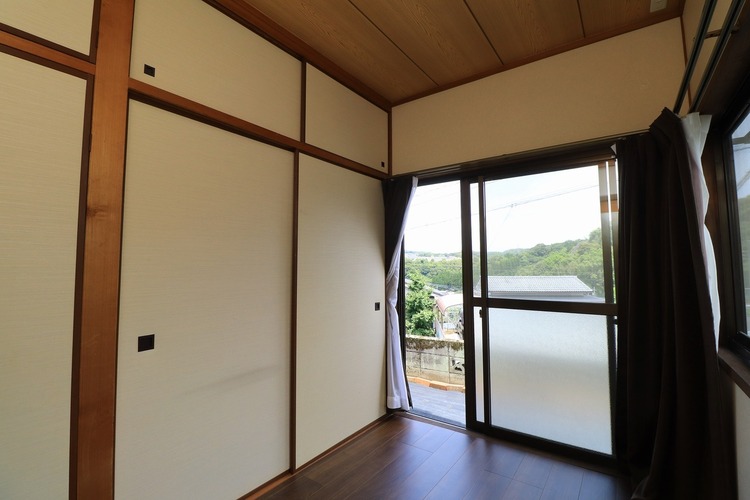 内装 【洋室】フローリングに交換済みで気持ちがいいです！