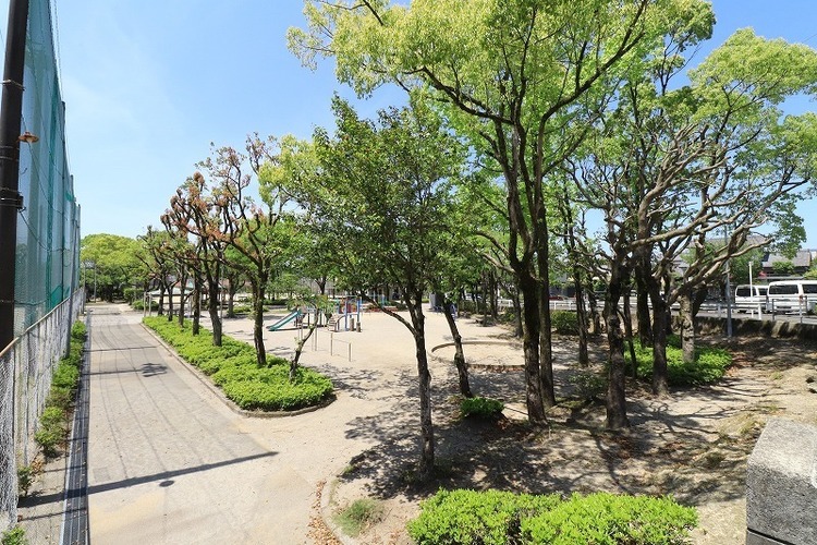 周辺 伊敷団地中央公園 徒歩 約10分（約730m）