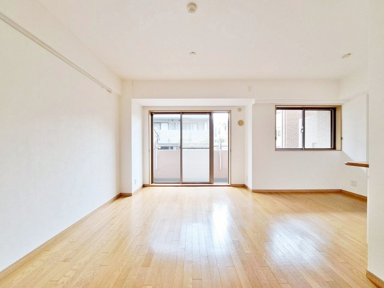 居間 忙しく過ぎゆく日常を置き去るほど、ゆったりした時間が流れるリビング。