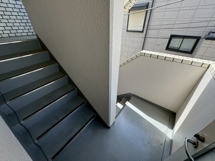 その他 共用部の階段です。明るく清潔に管理されています。