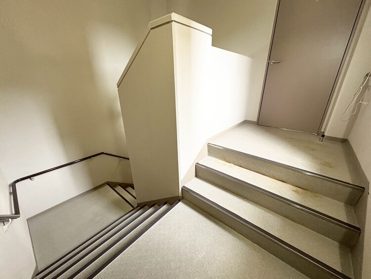 その他 共用部の階段です。明るく清潔に管理されています。
