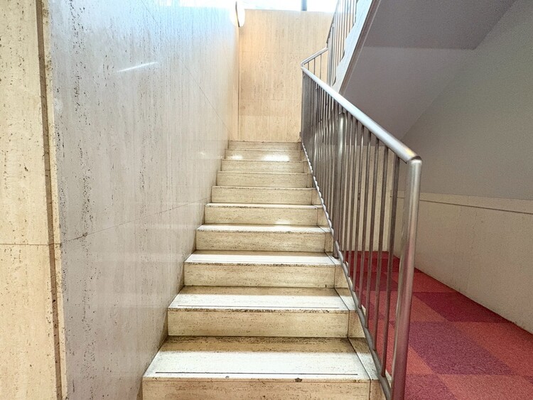その他 共用部の階段です。明るく清潔に管理されています。