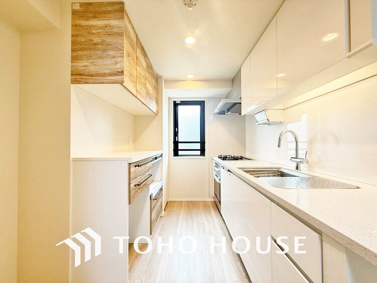 キッチン 落ち着きのあるカラーで統一された清潔感と気品が溢れるキッチン