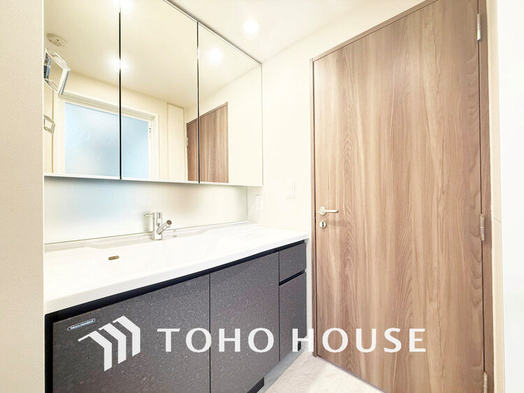 洗面 落ち着きのある色合いでまとめられた洗面室