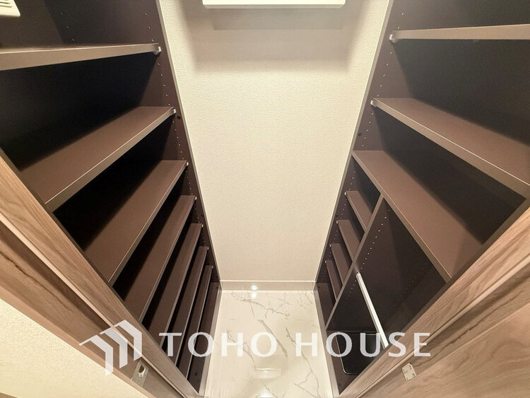 玄関 天井まである玄関収納はご家族分の履物も余裕で収納可能