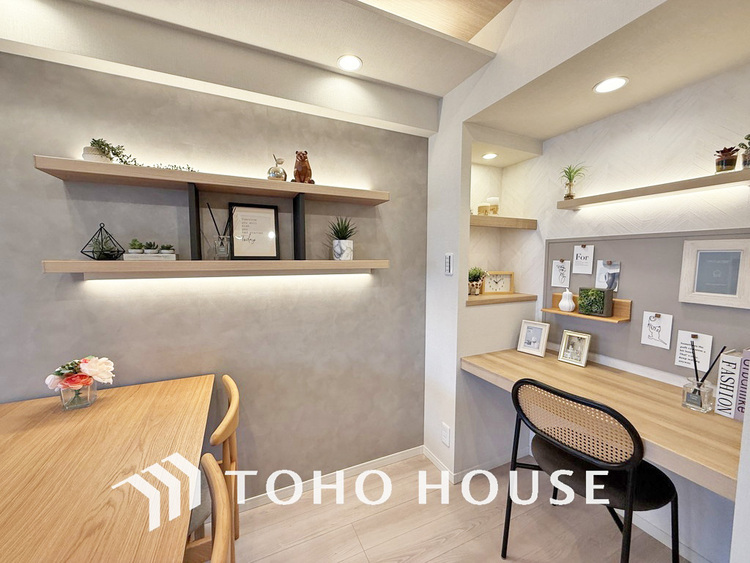 内装 在宅ワークに便利なDEN付きのリビング