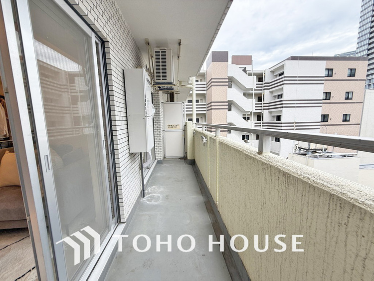 バルコニー 日当たりの良いバルコニーで晴れの日の洗濯物も楽しみになりますね