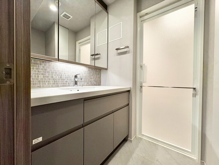 その他 清潔感を感じられる洗面化粧台。