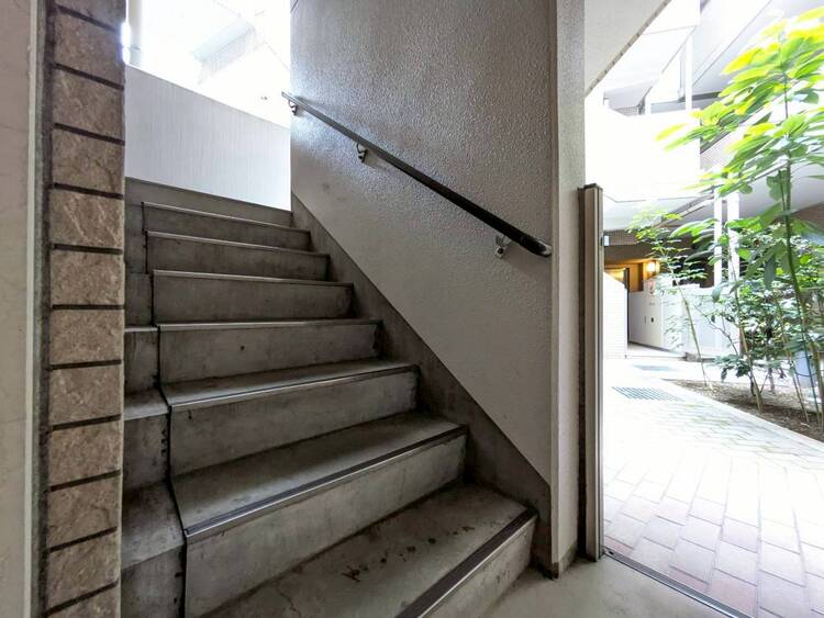 その他 共用部の階段です。明るく清潔に管理されています。