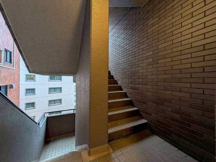 その他 共用部の階段です。明るく清潔に管理されています。