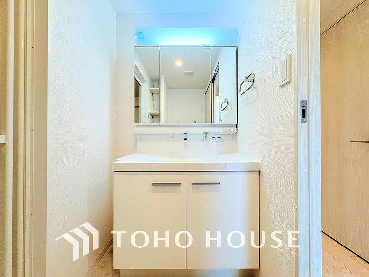 洗面 白を基調とした清潔感のある洗面室で朝の身支度を