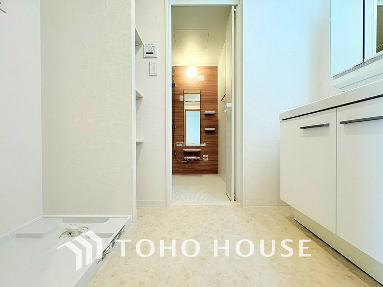 洗面 落ち着きのある色合いでまとめられた洗面室