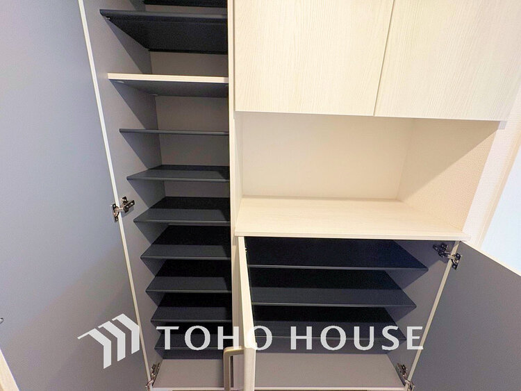 玄関 天井まである玄関収納はご家族分の履物も余裕で収納可能