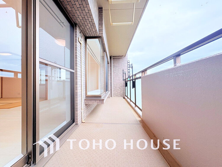 バルコニー 日当たりの良いバルコニーで晴れの日の洗濯物も楽しみになりますね