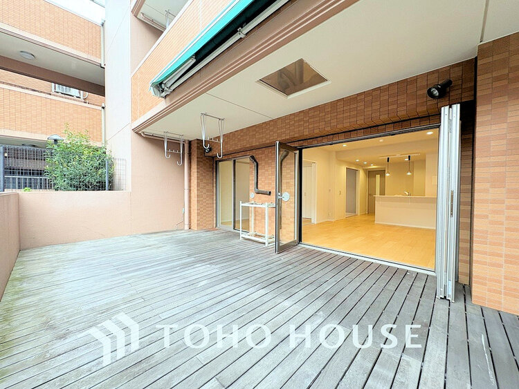 バルコニー お子様を遊ばせたり等、使い方様々のウッドデッキ